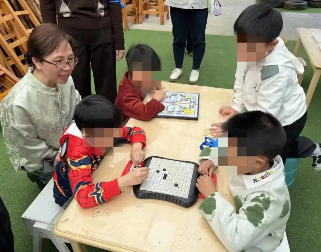 放飞幼年的想象与愿望不同节奏的孩子在同一片空间中自由表达